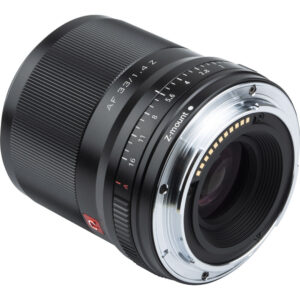 Nikon Z:lle tarkoitetun Viltrox AF 33mm f/1.4 -objektiivin lähikuvassa näkyy sen musta tynnyri, hopeinen metallinen kiinnitys, aukon merkinnät ja tarrat elektronisten koskettimien lähellä.