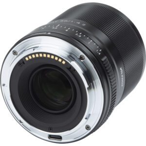 1636124071_414 Nikon Z:lle tarkoitetun Viltrox AF 56mm f/1.4 -objektiivin lähikuvassa näkyvät sen metallinen objektiivikiinnitys, elektroniset koskettimet ja aukon merkinnät tyylikkäässä mustassa tynnyrissä.