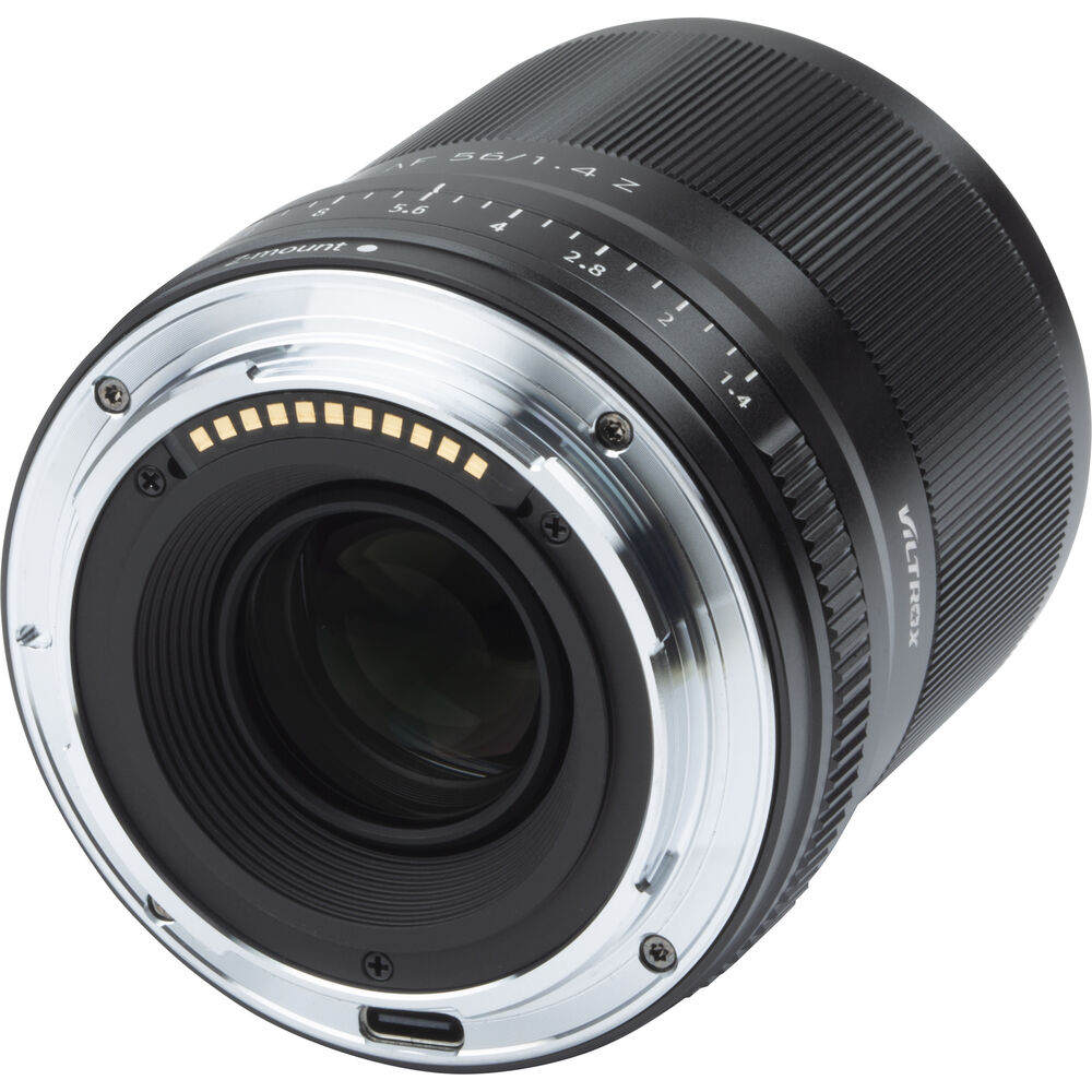1636124071_414 Nikon Z:lle tarkoitetun Viltrox AF 56mm f/1.4 -objektiivin lähikuvassa näkyvät sen metallinen objektiivikiinnitys, elektroniset koskettimet ja aukon merkinnät tyylikkäässä mustassa tynnyrissä.