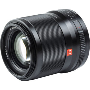 1636124071_644 Viltrox AF 56mm f/1.4 -objektiivi Nikon Z:lle, jossa on kuvioitu tarkennusrengas ja punainen C-merkintä valkoista taustaa vasten.