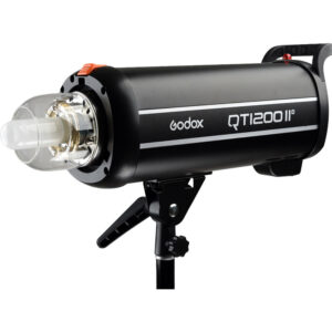 1637154279_194 Musta Godox QT1200II M -studiostroboskooppivalaisin on kiinnitetty jalustalle, ja sen lasipolttimo ja etuheijastin ovat esillä.