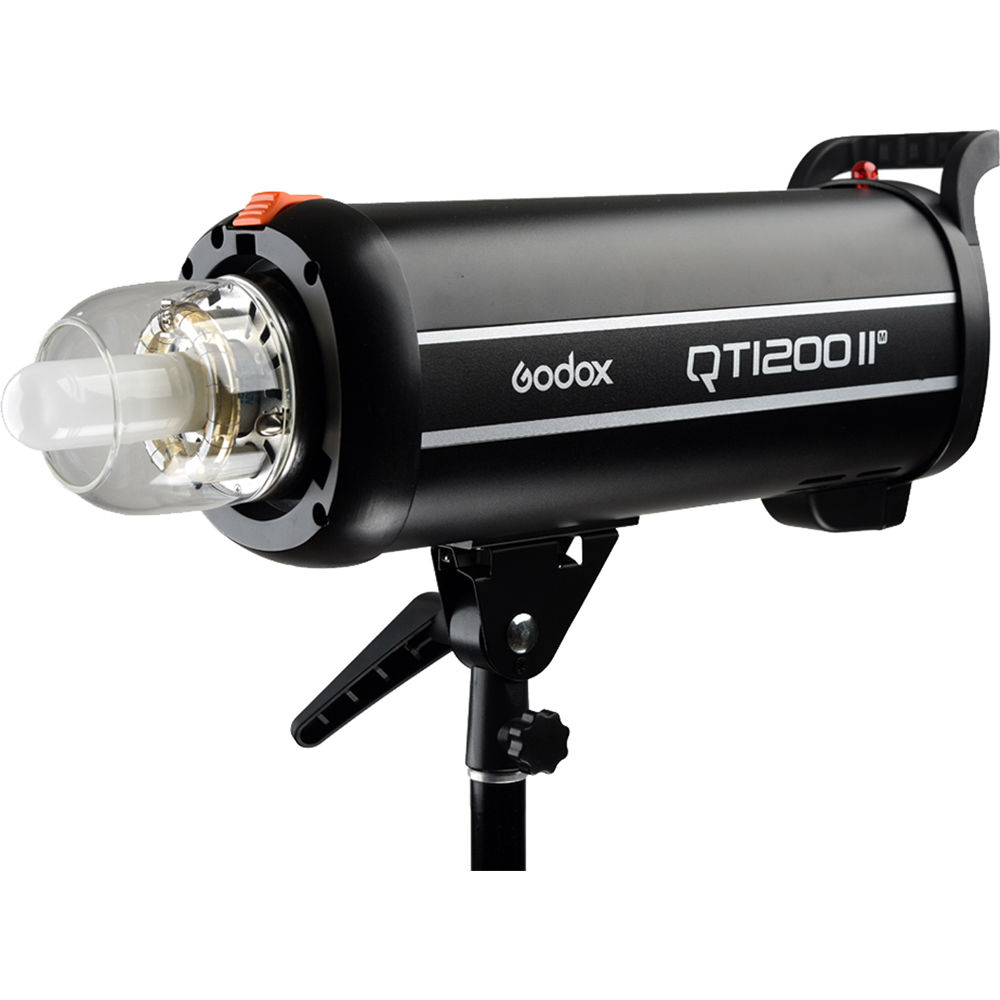 1637154279_194 Musta Godox QT1200II M -studiostroboskooppivalaisin on kiinnitetty jalustalle, ja sen lasipolttimo ja etuheijastin ovat esillä.
