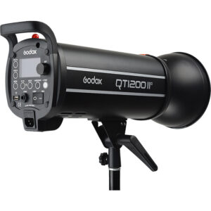 1637154279_264 Musta Godox QT1200II M -studiostroboskooppivalaisin on asennettu valotelineeseen, ja sen ohjauspaneelissa on useita painikkeita, kytkimiä, portteja ja virtajohdon liitäntä.