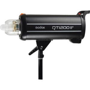 1637154279_290 Musta Godox QT1200II M -studiostroboskooppivalaisin on asennettu jalustalle sivulta katsottuna, ja sen kirkas salamaputki ja säätimet ovat näkyvissä.