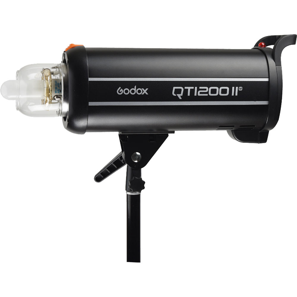 1637154279_290 Musta Godox QT1200II M -studiostroboskooppivalaisin on asennettu jalustalle sivulta katsottuna, ja sen kirkas salamaputki ja säätimet ovat näkyvissä.