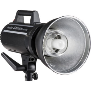 1637157485_111 Musta Godox GS200II -studiostrobovalo, jossa on hopeinen heijastin ja yläkahva, asennettuna säädettävään jalustakannattimeen.