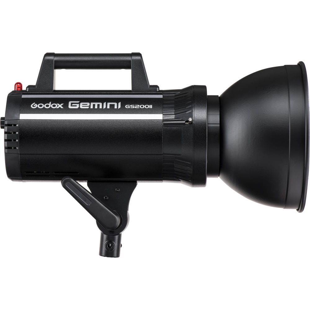 1637157486_091 Musta Godox GS200II-stroboskooppivalaisin, jossa on yläkahva ja suuri heijastin, näkyy sivukuvassa valkoista taustaa vasten.