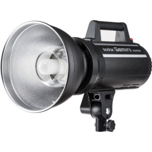 1637157486_359 Musta Godox GS200II -studiostrobovalo, jossa on hopeinen heijastin, näkyvä lamppu, tehosäädin ja alapuolinen kiinnike valotelineeseen kiinnittämistä varten.