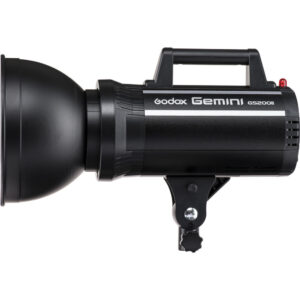 1637157486_826 Musta Godox GS200II-stroboskooppivalaisin, jossa on kahva ja kiinnitysteline, sivukuva valkoista taustaa vasten.