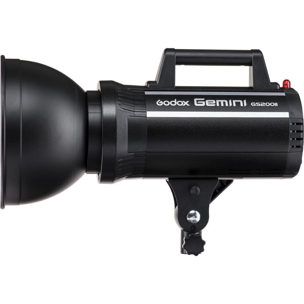 1637157486_826 Musta Godox GS200II-stroboskooppivalaisin, jossa on kahva ja kiinnitysteline, sivukuva valkoista taustaa vasten.