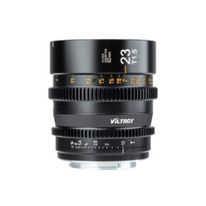 Viltrox MF 23mm T1.5 Cine-objektiivi -objektiivi Sony E:lle näkyy valkoista taustaa vasten, ja siinä näkyy tarkennuksen ja aukon säätörenkaat, joissa on keltaiset ja valkoiset merkinnät sekä Viltroxin logo sivulla.