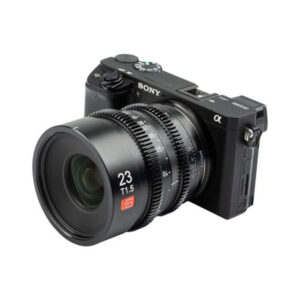 1638546974_910 Musta Sony Alpha -peilitön kamera, johon on kiinnitetty Viltrox MF 23mm T1.5 Cine-objektiivi -objektiivi Sony E -kiinnikkeelle, vinossa valkoisella taustalla.