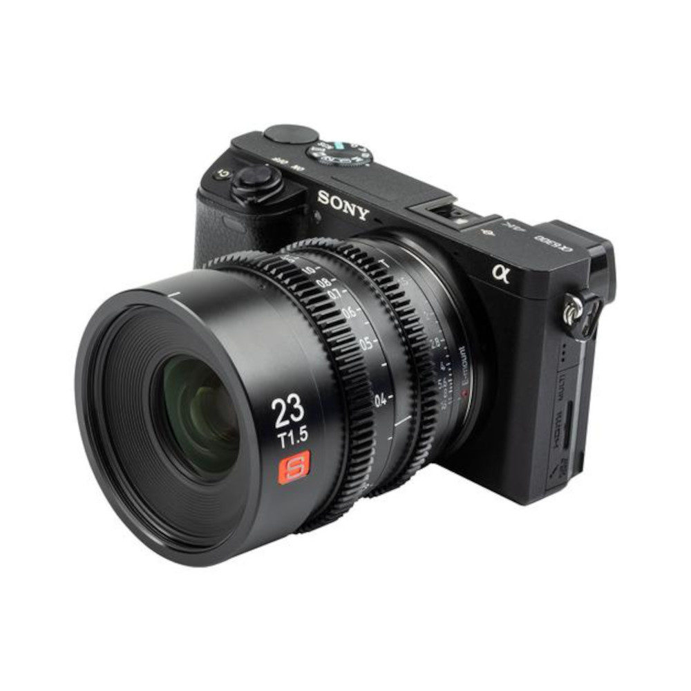 1638546974_910 Musta Sony Alpha -peilitön kamera, johon on kiinnitetty Viltrox MF 23mm T1.5 Cine-objektiivi -objektiivi Sony E -kiinnikkeelle, vinossa valkoisella taustalla.
