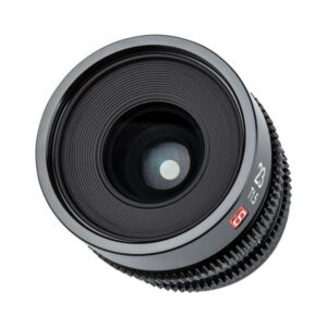 1638546976_139 Lähikuvassa Viltrox MF 23mm T1.5 Cine-objektiivi -objektiivi Sony E:lle näkyy "23 1:1.5" -merkinnät, harjattu tarkennusrengas ja heijastava lasin keskipinta.