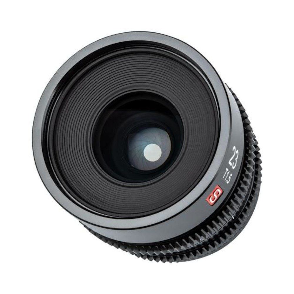 1638546976_139 Lähikuvassa Viltrox MF 23mm T1.5 Cine-objektiivi -objektiivi Sony E:lle näkyy "23 1:1.5" -merkinnät, harjattu tarkennusrengas ja heijastava lasin keskipinta.