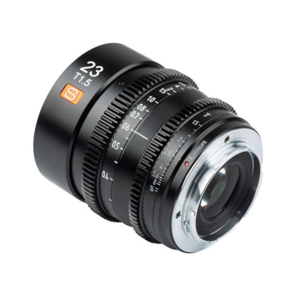 1638546977_060 Viltrox MF 23mm T1.5 Cine Lens -objektiivi Sony E:lle, jossa on musta kotelo, jossa on tarkennus- ja aukkomerkinnät, lepää valkoisella taustalla, ja sen metallinen objektiivin kiinnitys ja lasielementit näkyvät selvästi.