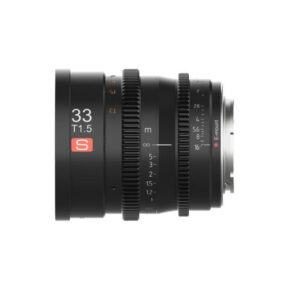 Viltrox MF 33mm T1.5 Cine-objektiivi -objektiivi Sony E:lle, jossa on musta viimeistely ja valkoiset/oranssit merkinnät, on tarkennuksen ja aukon säätörenkaat, ja se on kuvattu valkoisella pohjalla.