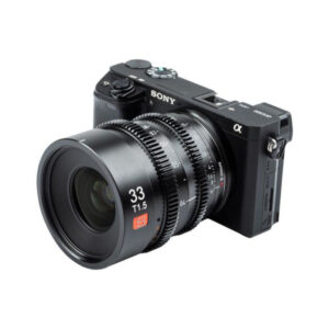1638547366_215 Musta Sony Alpha -peilitön kamera, johon on kiinnitetty Viltrox MF 33mm T1.5 Cine Lens -objektiivi (Sony E), katsottuna pienessä kulmassa valkoista taustaa vasten.