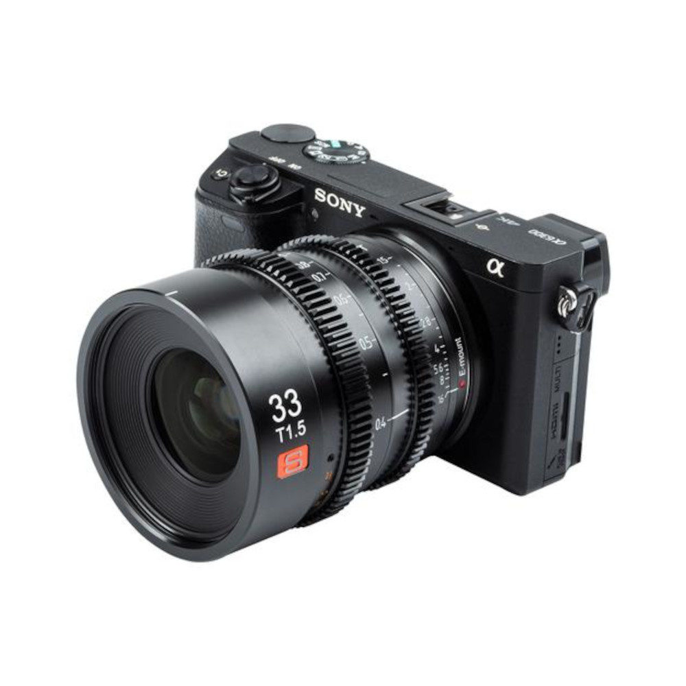 1638547366_215 Musta Sony Alpha -peilitön kamera, johon on kiinnitetty Viltrox MF 33mm T1.5 Cine Lens -objektiivi (Sony E), katsottuna pienessä kulmassa valkoista taustaa vasten.