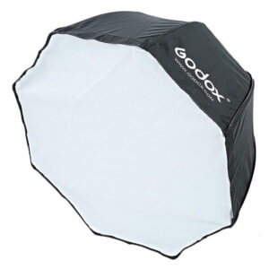 Godox SB-UBW80 Softbox Octa-sateenvarjolla (80cm) on mustavalkoinen kahdeksankulmainen valonhajotin valokuvaukseen, jonka sivussa on Godoxin logo.