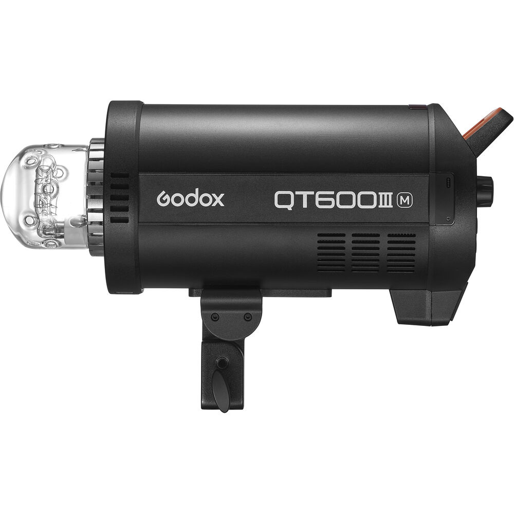1643029900_324 Godox QT600IIIM-stroboskooppivalaisin näkyy sivukuvassa, jossa salamaputki on näkyvissä ja kiinnityskannatin valkoista taustaa vasten.