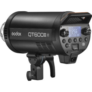 1643029901_163 Musta Godox QT600IIIM -studiostroboskooppivalaisin, jossa on ohjauspainikkeet, digitaalinen näyttö ja kiinnitysteline, näkyy sivulta valkoista taustaa vasten.