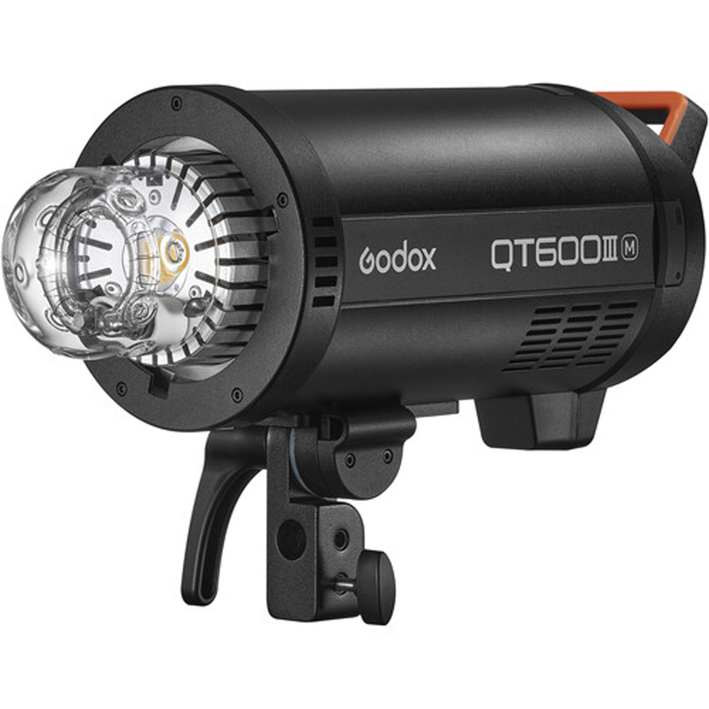 1643029901_572 Godox QT600IIIM-stroboskooppivalaisin mustana, jossa on valotettu salamaputki, sivukahva ja kiinnityskannatin valkoista taustaa vasten.