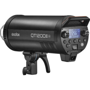 1643029963_564 Godox QT1200IIIM -studiosalamalaite, musta, jossa on digitaalinen ohjauspaneeli, painikkeet ja kiinnitysteline, näkyy valkoisella taustalla.
