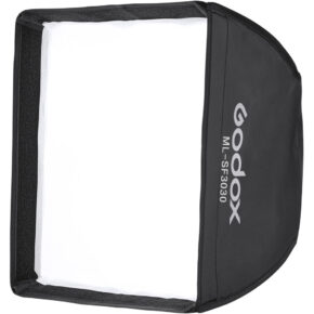 1643035275_323 Godox Softbox 30x30cm ML30 & ML30Bi -valaisimille on kuvattu ylhäältä päin, ja siinä on valkoinen diffuusorin etuosa ja musta ulkokuori, jonka kylkeen on painettu tuotteen nimi.