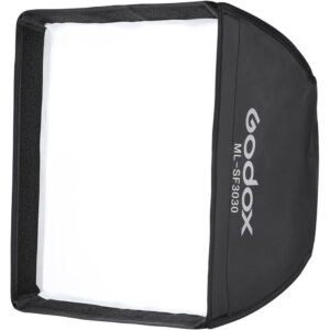 1643035275_323 Godox Softbox 30x30cm ML30 & ML30Bi -valaisimille on kuvattu ylhäältä päin, ja siinä on valkoinen diffuusorin etuosa ja musta ulkokuori, jonka kylkeen on painettu tuotteen nimi.