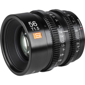 Lähikuva Viltrox MF 56mm T1.5 Cine Lens -objektiivi Sony E:lle, jossa näkyy sen musta tynnyri oranssilla S-kirjaimella, valkoisella merkinnällä varustetut tarkennus- ja aukkorenkaat, 56 T1.5 -merkintä ja E-mount-ilmaisin.