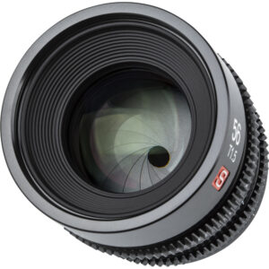 1646730370_009 Lähikuva Viltrox MF 56mm T1.5 Cine Lens -objektiivi Sony E:lle, jossa näkyvät aukkoterät, "56" ja "T1.5" merkinnät tynnyrissä sekä kuvioitu tarkennusrengas tarkkaa manuaalista säätöä varten.