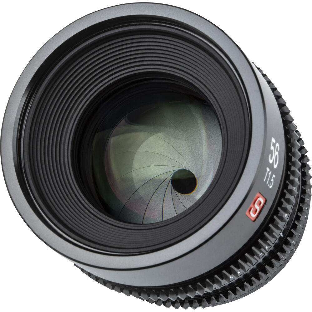 1646730370_009 Lähikuva Viltrox MF 56mm T1.5 Cine Lens -objektiivi Sony E:lle, jossa näkyvät aukkoterät, "56" ja "T1.5" merkinnät tynnyrissä sekä kuvioitu tarkennusrengas tarkkaa manuaalista säätöä varten.