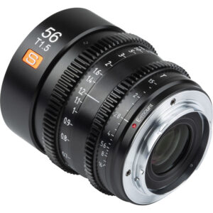 1646730370_858 Lähikuvassa Viltrox MF 56mm T1.5 Cine Lens -objektiivi Sony E:lle näkyy sen musta runko, jossa on valkoiset merkinnät, kaiverrettu "56 T1.5" ja E-mount, sekä metallinen objektiivikiinnike ja oranssi S-logo, joka näkyy objektiivissa.