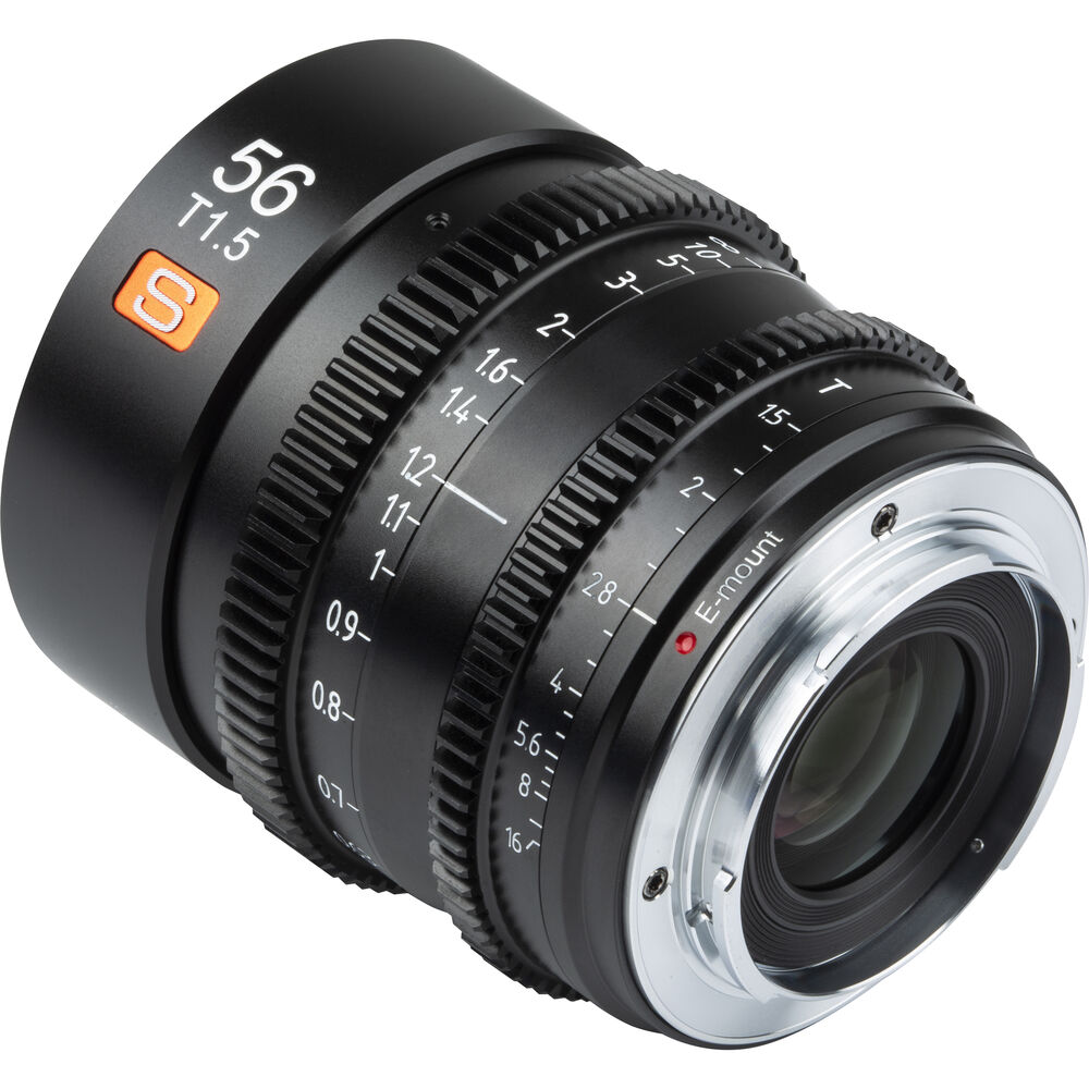 1646730370_858 Lähikuvassa Viltrox MF 56mm T1.5 Cine Lens -objektiivi Sony E:lle näkyy sen musta runko, jossa on valkoiset merkinnät, kaiverrettu "56 T1.5" ja E-mount, sekä metallinen objektiivikiinnike ja oranssi S-logo, joka näkyy objektiivissa.