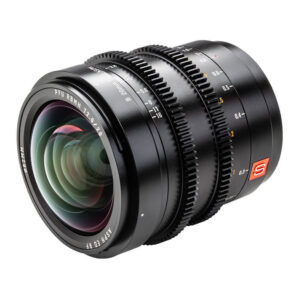 1646733161_777 Lähikuva Viltrox MF 20mm T2 FF Cine Lens -objektiivi, Sony E, jossa näkyy sen musta tynnyri valkoisella ja oranssilla merkinnällä, manuaalitarkennuksen ja aukon renkaat, etäisyysmerkinnät ja monikerroksinen etulasi.