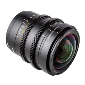 1646733162_724 Lähikuvassa Viltrox MF 20mm T2 FF Cine Lens -objektiivi, Sony E näkyy sen tarkennus- ja aukkorenkaat, joissa on yksityiskohtaiset merkinnät ja monikerroksinen lasielementti, joka heijastaa värikästä valoa.