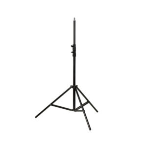 1646832191_303 Godox Mini Pioneer 250W Softbox Umbrella Duo Kit sisältää mustan, säädettävän kolmijalkaisen jalustavalaisimen, jossa on kolme jalkaa vakauden takaamiseksi ja joka on suunniteltu tukemaan valaistuslaitteita tai kameroita, kuvassa valkoista taustaa vasten.
