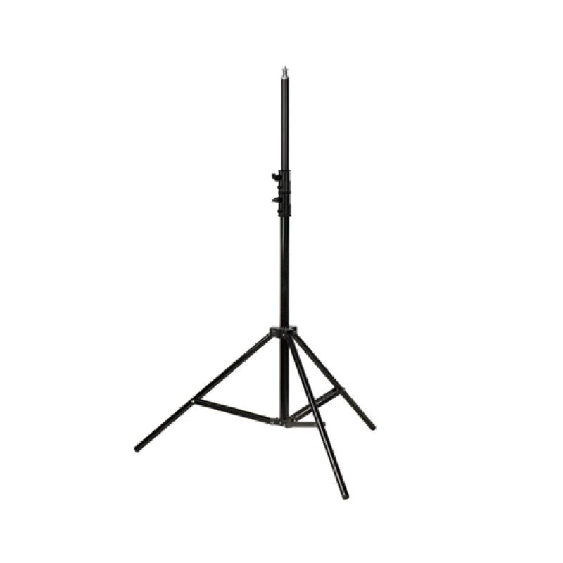1646832191_303 Godox Mini Pioneer 250W Softbox Umbrella Duo Kit sisältää mustan, säädettävän kolmijalkaisen jalustavalaisimen, jossa on kolme jalkaa vakauden takaamiseksi ja joka on suunniteltu tukemaan valaistuslaitteita tai kameroita, kuvassa valkoista taustaa vasten.