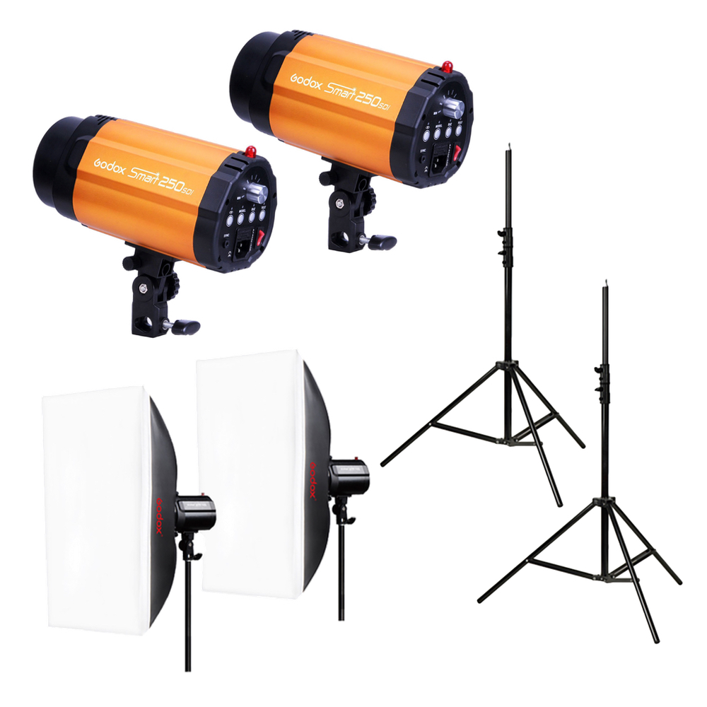 1646835411_306 Godox Mini Pioneer 250 Watt Softbox Duo Kit, jossa on kaksi oranssia studiovaloa, kaksi mustaa säädettävää valotelinettä ja kaksi softboxia jalustoilla, näkyy valkoisella taustalla.
