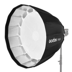 1646907778_827 Suuri, musta Godox Parabolic Softbox Bowens Mount P90H, jossa on valkoinen diffuusori, on asennettu studiovalotelineeseen valkoista taustaa vasten.