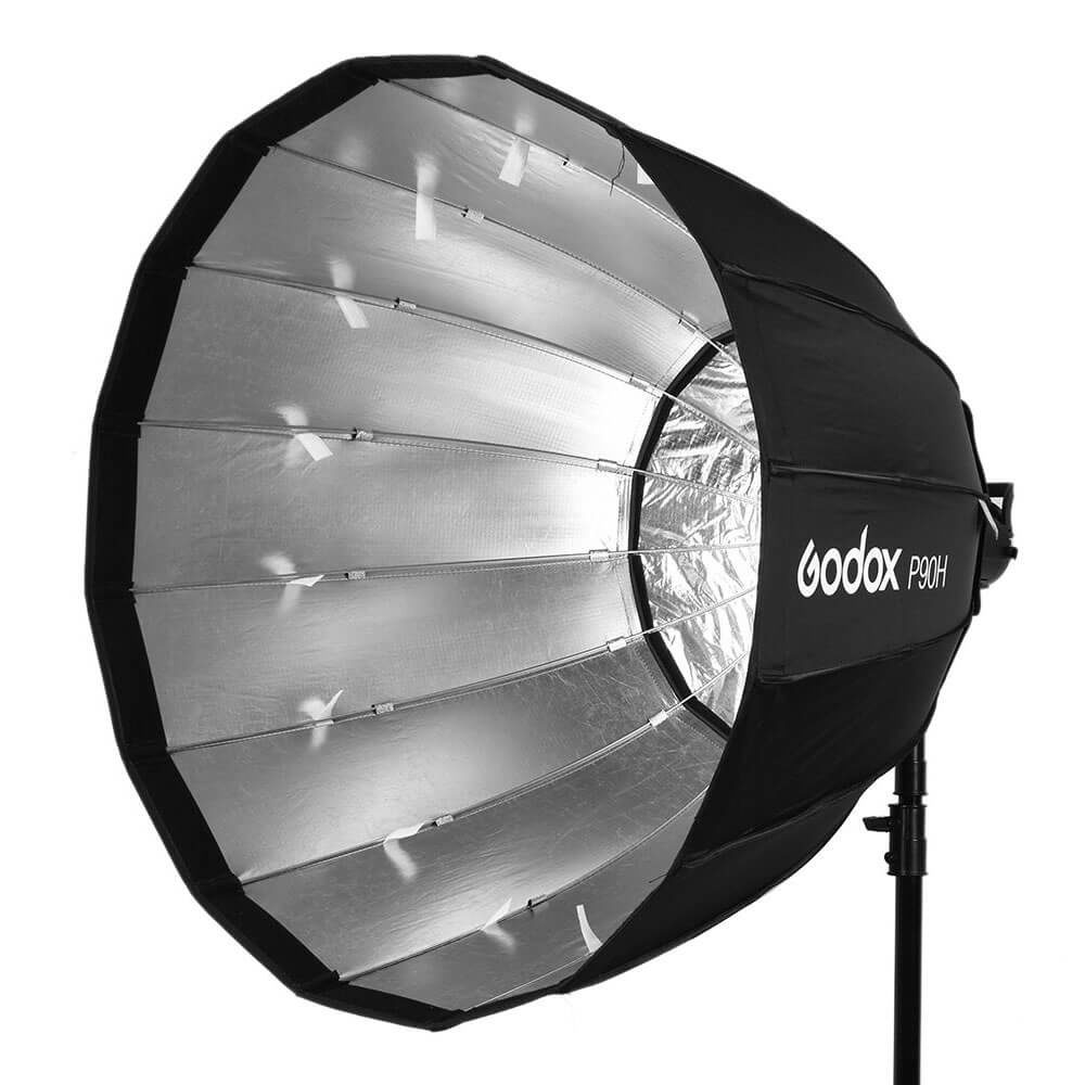 1646907778_918 Suuri Godox Parabolic Softbox Bowens Mount P90H, musta ja hopea, jossa on heijastava hopea sisäpuoli ammattimaiseen studiovalaistukseen, on asennettu jalustalle ja kulma on hieman vasemmalle.