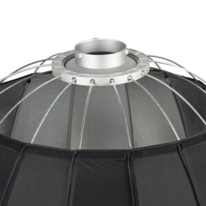 1646907779_313 Lähikuva Godox Parabolic Softbox Bowens Mount P90H -valaisimen yläosasta, jossa on metalliset tukitangot ja hopeinen kiinnitysrengas, joka on suunniteltu valon hajottamiseen valokuvaukseen ja videokuvaukseen.