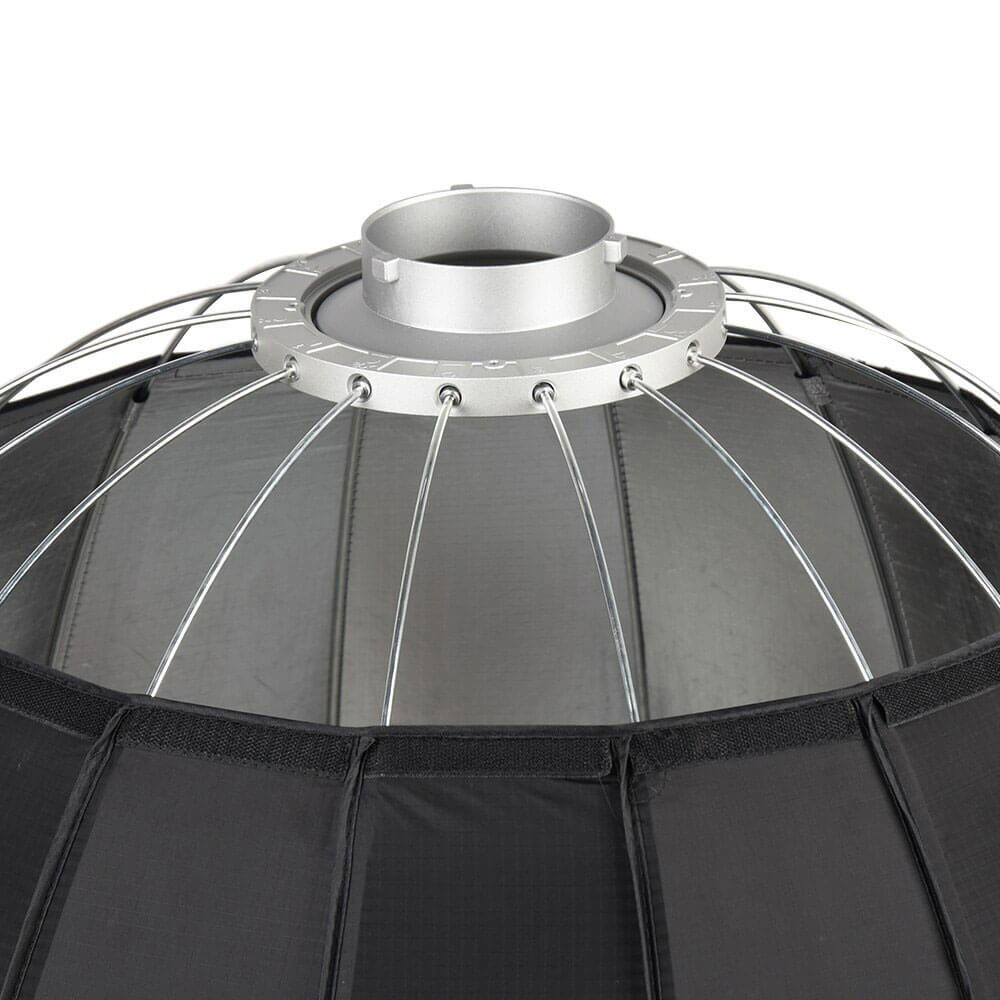 1646907779_313 Lähikuva Godox Parabolic Softbox Bowens Mount P90H -valaisimen yläosasta, jossa on metalliset tukitangot ja hopeinen kiinnitysrengas, joka on suunniteltu valon hajottamiseen valokuvaukseen ja videokuvaukseen.