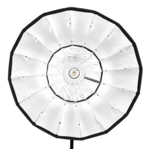 1646907779_928 Godox Parabolic Softbox Bowens Mount P90H on suuri, pyöreä softbox, jossa on hopeanvärinen heijastava sisäosa ja musta ulkoreuna, kuvassa etupuolella, jossa keskimmäinen valonlähde näkyy keskellä.