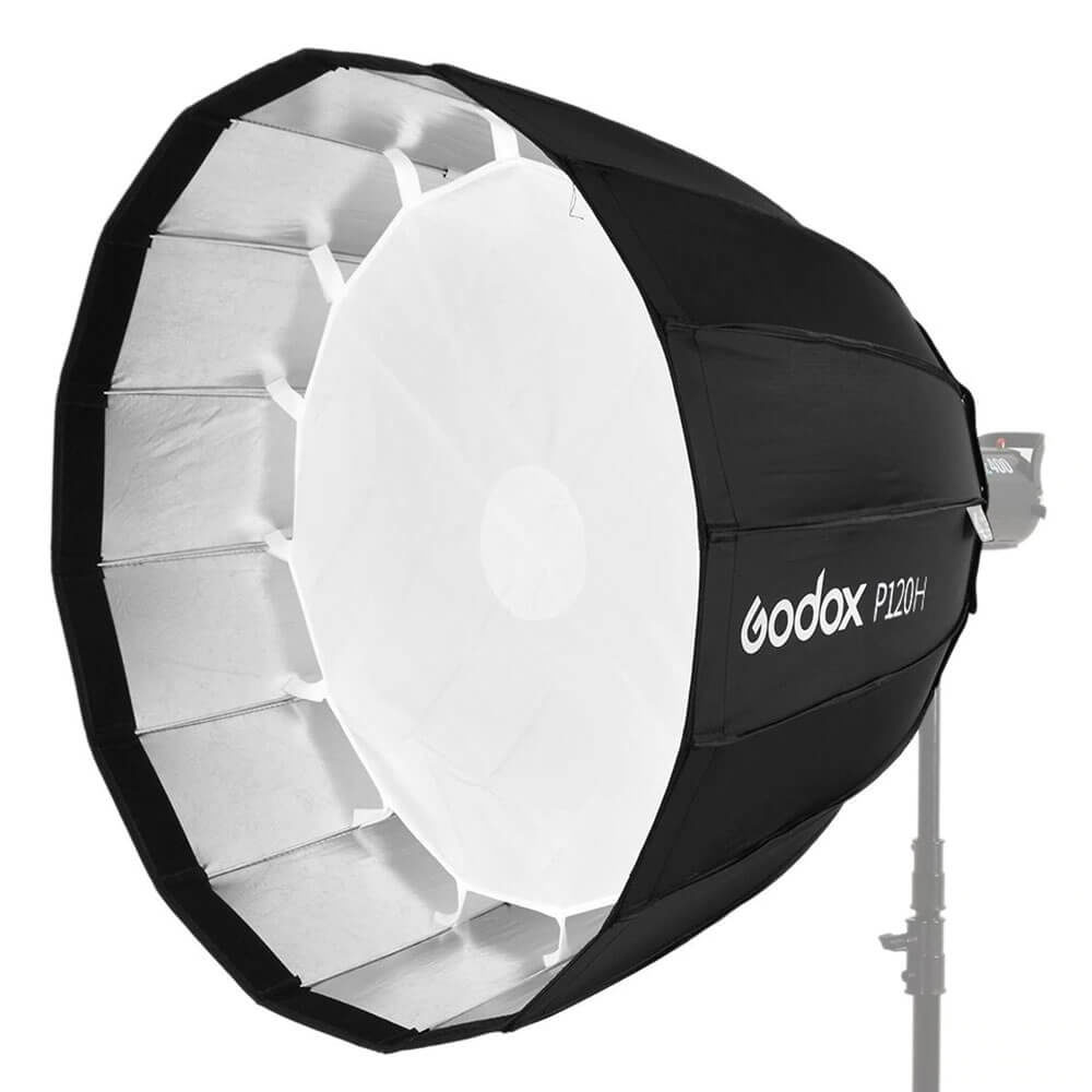 1646908027_294 Suuri Godox Parabolic Softbox Bowens Mount P120H, jossa on mustavalkoinen ulkokuori ja hopeinen sisus, on asennettu studiovalotelineeseen valkoista taustaa vasten.