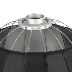 1646908028_009 Lähikuva Godox Parabolic Softbox Bowens Mount P120H:sta, suuresta pyöreästä softboxista, jossa on metallirunko, musta kangas ulkopinta ja hopeinen Bowens-kiinnitysrengas yläosassa studiovalojen kiinnitystä varten.