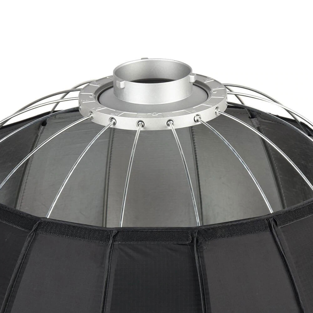 1646908028_009 Lähikuva Godox Parabolic Softbox Bowens Mount P120H:sta, suuresta pyöreästä softboxista, jossa on metallirunko, musta kangas ulkopinta ja hopeinen Bowens-kiinnitysrengas yläosassa studiovalojen kiinnitystä varten.