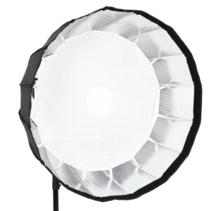 1646908028_316 Godox Parabolic Softbox Bowens Mount P120H on suuri, pyöreä softbox, jossa on valkoinen diffuusori edessä ja hopeinen sisäpuoli, joka on asennettu mustaan jalustaan ammattimaiseen valokuvausvalaistukseen.