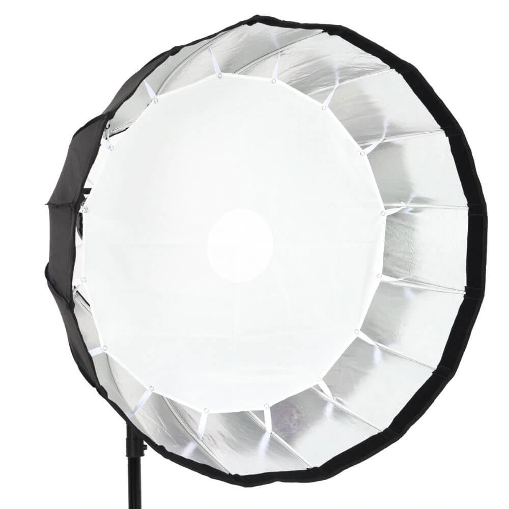 1646908028_316 Godox Parabolic Softbox Bowens Mount P120H on suuri, pyöreä softbox, jossa on valkoinen diffuusori edessä ja hopeinen sisäpuoli, joka on asennettu mustaan jalustaan ammattimaiseen valokuvausvalaistukseen.